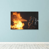 Feuerwehrleute löschen eine simulierte Batterie Leinwanddruck (Insitu (Holzboden))