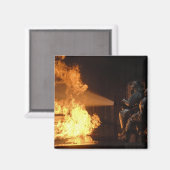 Feuerwehrleute löschen eine simulierte Batterie Magnet (Vorderseite/Rückseite)