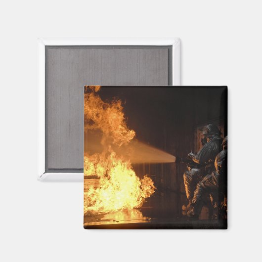 Feuerwehrleute löschen eine simulierte Batterie Magnet (Vorderseite/Rückseite)