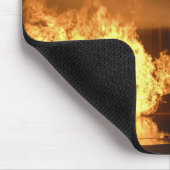 Feuerwehrleute löschen eine simulierte Batterie Mousepad (Ecke)