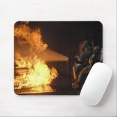 Feuerwehrleute löschen eine simulierte Batterie Mousepad (Mit Mouse)