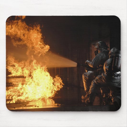 Feuerwehrleute löschen eine simulierte Batterie Mousepad (Vorne)