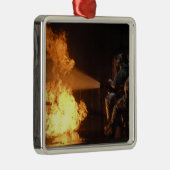 Feuerwehrleute löschen eine simulierte Batterie Ornament Aus Metall (Rechts)