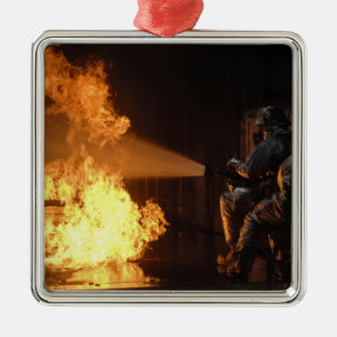 Feuerwehrleute löschen eine simulierte Batterie Ornament Aus Metall