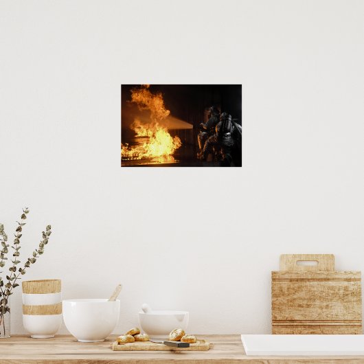 Feuerwehrleute löschen eine simulierte Batterie Poster (Küche)