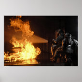 Feuerwehrleute löschen eine simulierte Batterie Poster (Vorne)