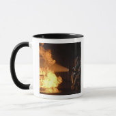 Feuerwehrleute löschen eine simulierte Batterie Tasse (Links)