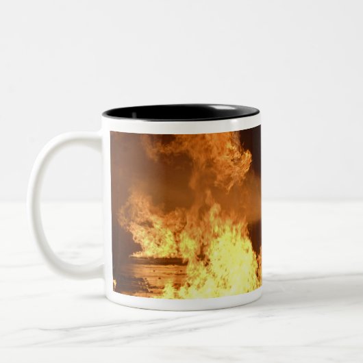 Feuerwehrleute löschen eine simulierte Batterie Zweifarbige Tasse (Links)