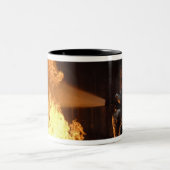 Feuerwehrleute löschen eine simulierte Batterie Zweifarbige Tasse (Mittel)