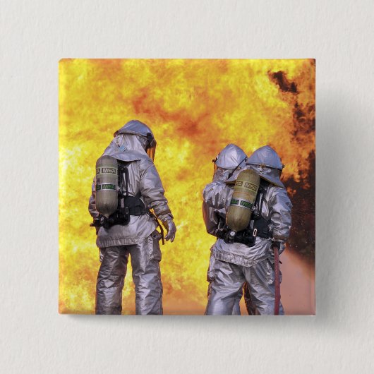 Feuerwehrleute löschen einen Flugzeugbrand Button (Vorderseite)