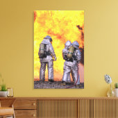 Feuerwehrleute löschen einen Flugzeugbrand Leinwanddruck (Insitu (Wohnzimmer))