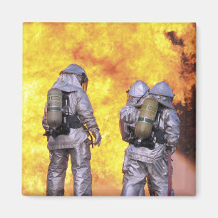 Feuerwehrleute löschen einen Flugzeugbrand Magnet