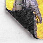 Feuerwehrleute löschen einen Flugzeugbrand Mousepad (Ecke)