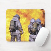 Feuerwehrleute löschen einen Flugzeugbrand Mousepad (Mit Mouse)