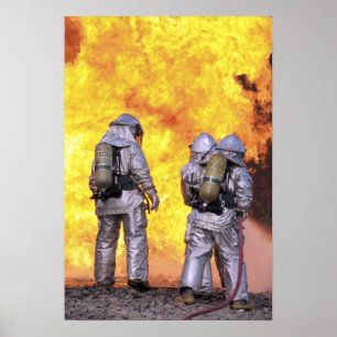 Feuerwehrleute löschen einen Flugzeugbrand Poster