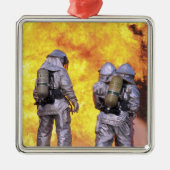 Feuerwehrleute löschen einen Flugzeugbrand Silbernes Ornament (Vorne)