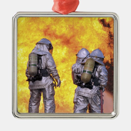 Feuerwehrleute löschen einen Flugzeugbrand Silbernes Ornament (Vorne)