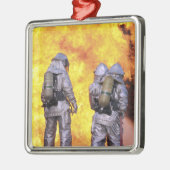 Feuerwehrleute löschen einen Flugzeugbrand Silbernes Ornament (Links)