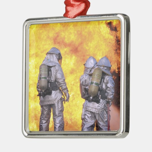 Feuerwehrleute löschen einen Flugzeugbrand Silbernes Ornament (Links)