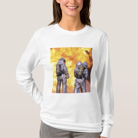 Feuerwehrleute löschen einen Flugzeugbrand T-Shirt (Vorderseite)