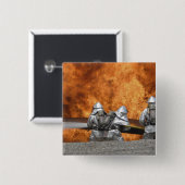 Feuerwehrleute neutralisieren ein Feuer Button (Vorne & Hinten)