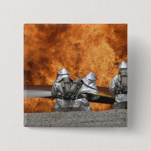 Feuerwehrleute neutralisieren ein Feuer Button (Vorderseite)