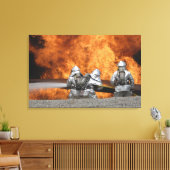 Feuerwehrleute neutralisieren ein Feuer Leinwanddruck (Insitu (Wohnzimmer))