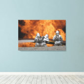Feuerwehrleute neutralisieren ein Feuer Leinwanddruck (Insitu (Holzboden))