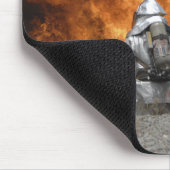 Feuerwehrleute neutralisieren ein Feuer Mousepad (Ecke)