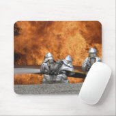 Feuerwehrleute neutralisieren ein Feuer Mousepad (Mit Mouse)