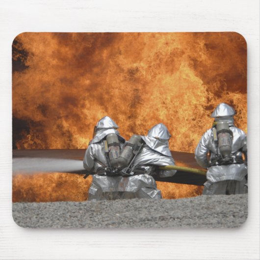 Feuerwehrleute neutralisieren ein Feuer Mousepad (Vorne)