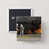 Feuerwehrleute neutralisieren ein lebendes Feuer Button (Vorne & Hinten)