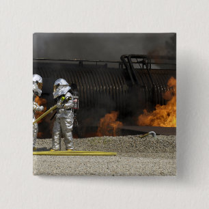 Feuerwehrleute neutralisieren ein lebendes Feuer Button