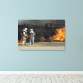 Feuerwehrleute neutralisieren ein lebendes Feuer Leinwanddruck (Insitu (Holzboden))