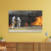 Feuerwehrleute neutralisieren ein lebendes Feuer Leinwanddruck (Insitu (Wohnzimmer))
