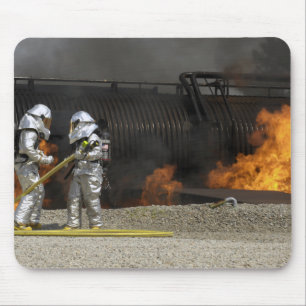 Feuerwehrleute neutralisieren ein lebendes Feuer Mousepad