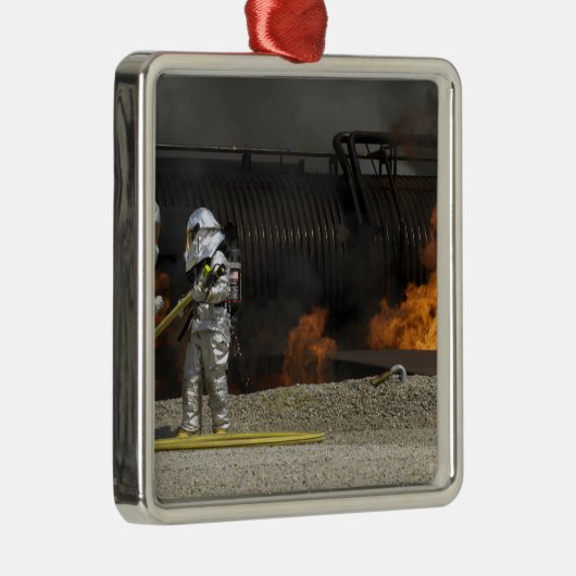 Feuerwehrleute neutralisieren ein lebendes Feuer Ornament Aus Metall (Rechts)
