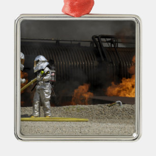 Feuerwehrleute neutralisieren ein lebendes Feuer Ornament Aus Metall