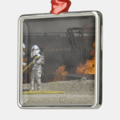 Feuerwehrleute neutralisieren ein lebendes Feuer Ornament Aus Metall (Links)