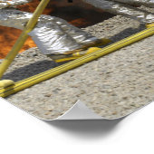 Feuerwehrleute neutralisieren ein lebendes Feuer Poster (Ecke)