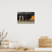 Feuerwehrleute neutralisieren ein lebendes Feuer Poster (Küche)