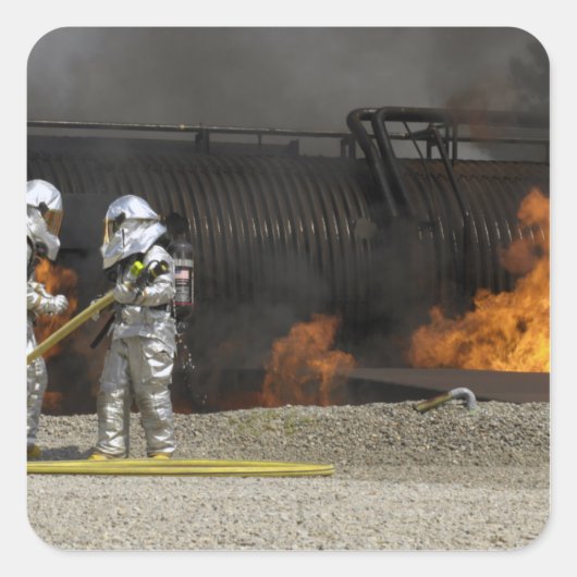 Feuerwehrleute neutralisieren ein lebendes Feuer Quadratischer Aufkleber (Vorderseite)