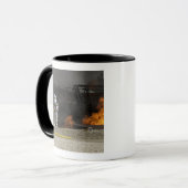 Feuerwehrleute neutralisieren ein lebendes Feuer Tasse (Vorderseite Links)