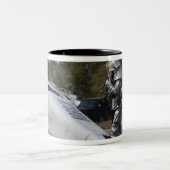 Feuerwehrleute reagieren auf die Szene Zweifarbige Tasse (Mittel)