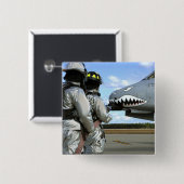 Feuerwehrleute setzen während eines Bohrvorgangs e Button (Vorne & Hinten)