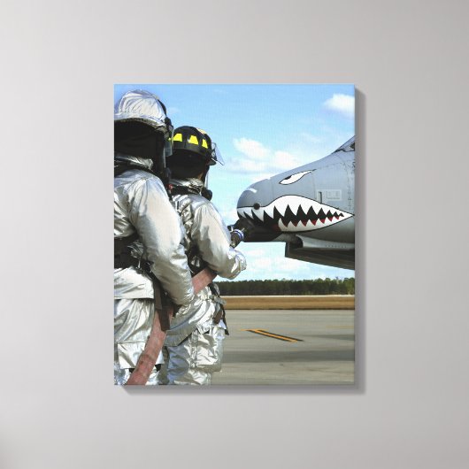 Feuerwehrleute setzen während eines Bohrvorgangs e Leinwanddruck (Vorderseite)