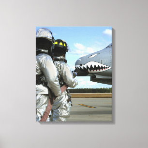 Feuerwehrleute setzen während eines Bohrvorgangs e Leinwanddruck