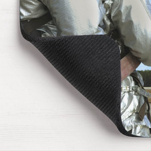 Feuerwehrleute setzen während eines Bohrvorgangs e Mousepad (Ecke)