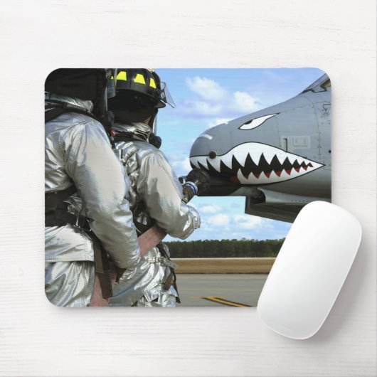 Feuerwehrleute setzen während eines Bohrvorgangs e Mousepad (Mit Mouse)
