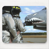 Feuerwehrleute setzen während eines Bohrvorgangs e Mousepad (Vorne)